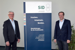 Dr. Jürgen Stopporka (left) warmly welcomes Dr. Thomas Kaulitz to the institute‘s management of SID 