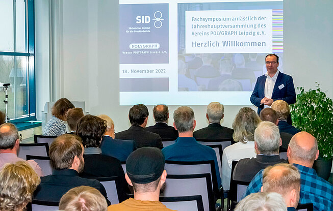 Dr.-Ing. Thomas Kaulitz welcomes visitors to the symposium 2022-11-25-sid-fs-3