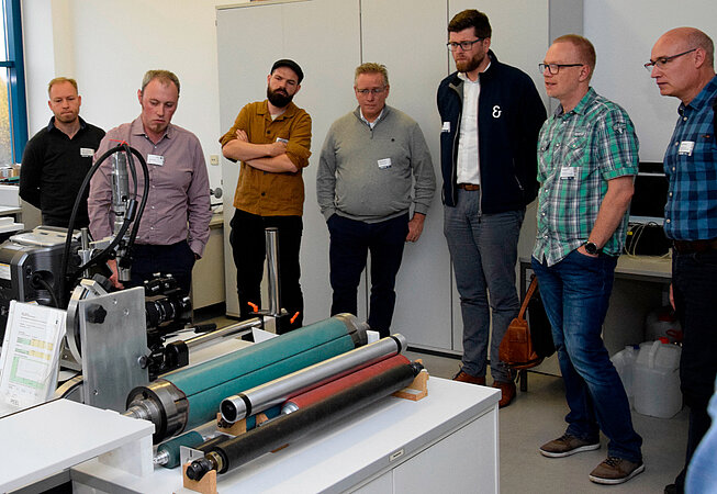 René Sarau from SID leads visitors through the metrology laboratory 2022-11-25-sid-fs-1