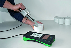 The Separating Force Gauge PEEL CONTROL for a fast and simple measurement of packaging opening forces 