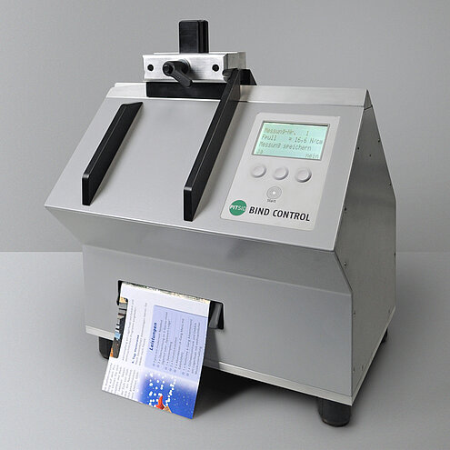 The Perfect Binding Tester BIND CONTROL is used by the Druckerei Vetters printing company for determining the residual strength in the fold 