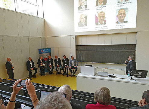 Die Podiumsdiskussion behandelte das Thema „Prozess und Business – Modelle für die Zukunft“ mit Vertretern aus der Industrie und der Hochschule  (© Prof. Inés Heinze)