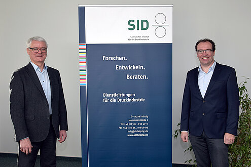 Dr. Jürgen Stopporka (left) warmly welcomes Dr. Thomas Kaulitz to the institute‘s management of SID 