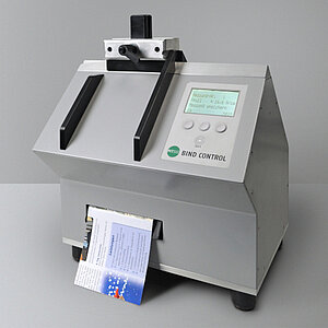 The Perfect Binding Tester BIND CONTROL is used by the Druckerei Vetters printing company for determining the residual strength in the fold