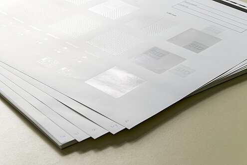 Test sheets for measuring the register of varnish coatings 