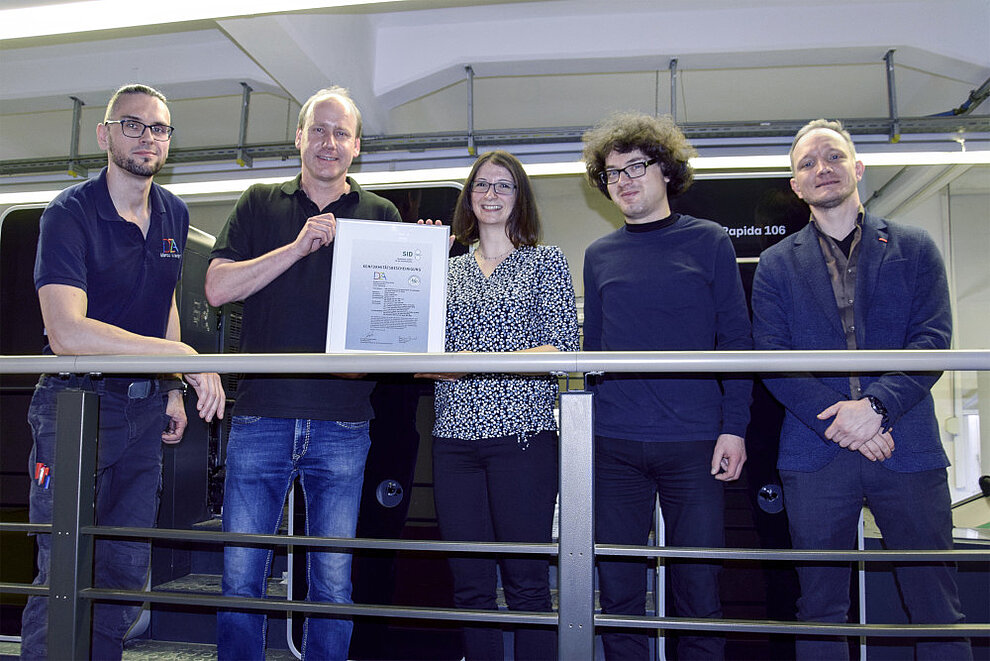 Delighted about the new PSO certification (from left): Marco Kraegen (DZA), Erik Scharf (DZA), Christina Gasse (SID), Titus Tauro (SID), Peer-Philipp Keller (DZA) Delighted about the new PSO certification (from left): Marco Kraegen (DZA), Erik Scharf (DZA), Christina Gasse (SID), Titus Tauro (SID), Peer-Philipp Keller (DZA)