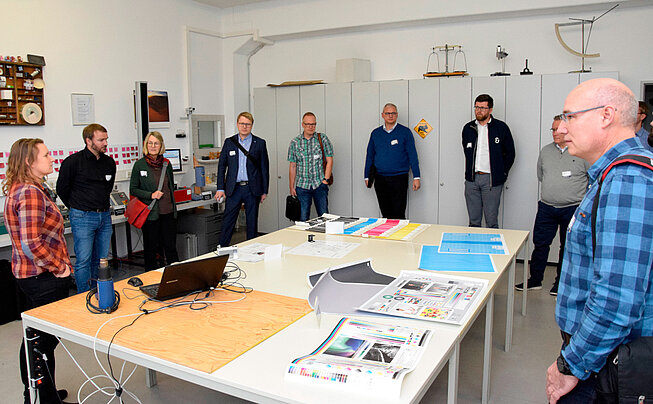 Carolin Sommerer gives a guided tour of the test laboratory for printing quality and post press 2022-11-25-sid-fs-2