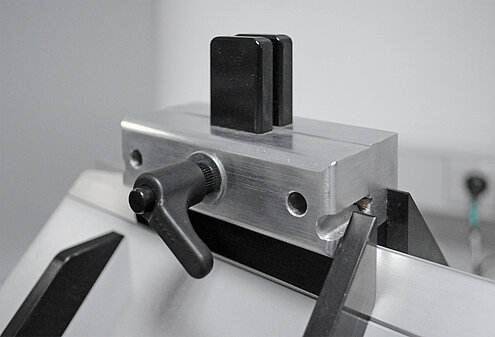 The jointly developed clamping device for holding the sample