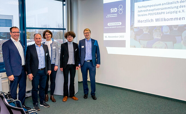 Dr. Thomas Kaulitz (Managing Director SID/PITSID), Wolfgang Hiesinger (manroland Goss Group), Beatrix Genest, Titus Tauro (both from SID) and Dr. Frank Siegel (STFI) 2022-11-25-sid-fs-5